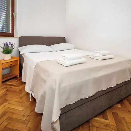 Mira & Ivan With Terrace And Parking By Irundo Baska (Krk)